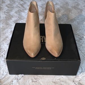 NIB FRYE JENNIFER CUT OUT BOOTIE IN BEIGE